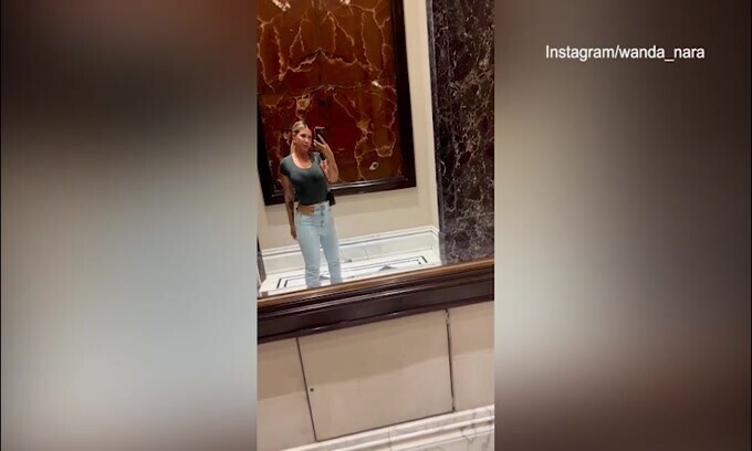 Wanda Nara, dopo l'incidente hot ecco... lo specchio!