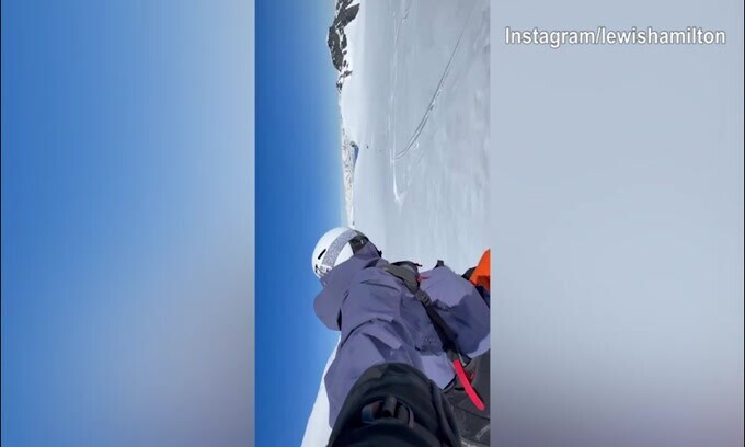 Neve, snowboard, foche e pinguini: ecco la domenica di Hamilton