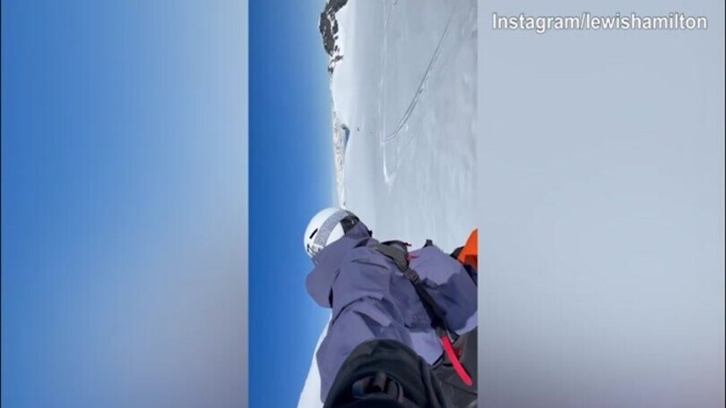 Neve, snowboard, foche e pinguini: ecco la domenica di Hamilton