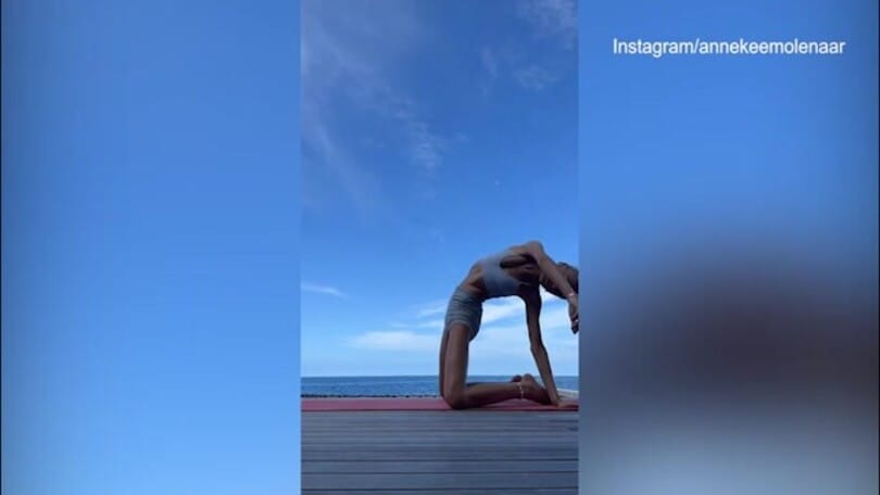 Momento relax per Lady De Ligt: ecco lo yoga in riva al mare