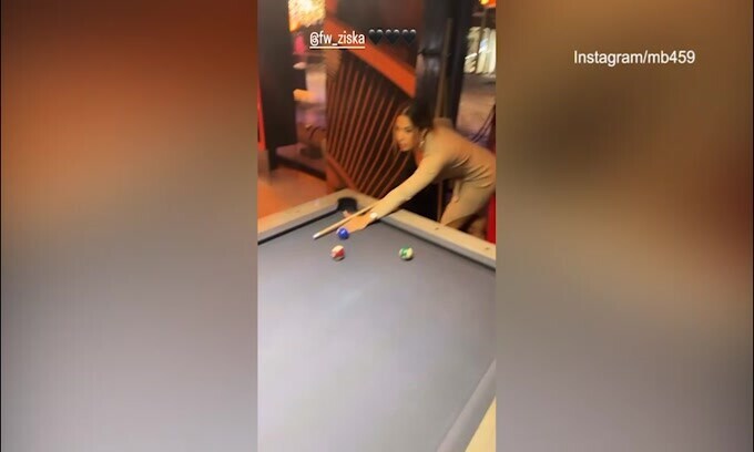 Biliardo, risate e neve: vacanza romantica per Supermario Balotelli