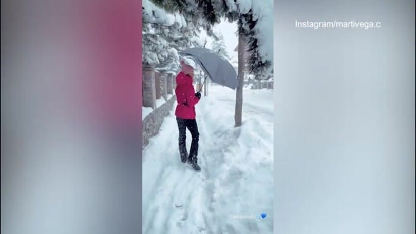 Palle di neve a Courmayeur: Agustina Gandolfo gioca con l'amica