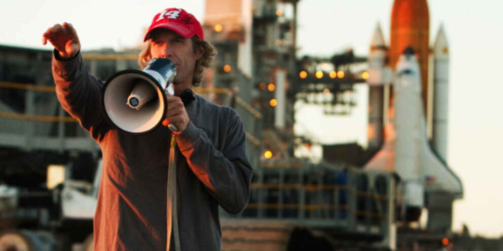 Piccioni lanciati sul parabrezza dell'auto: Michael Bay è nei guai