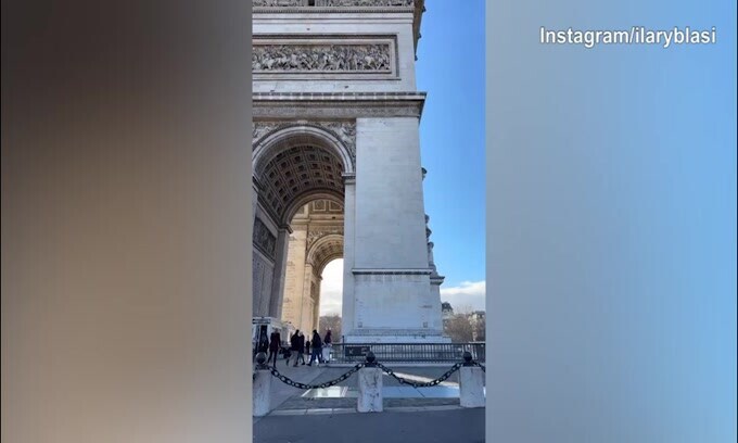 Ilary Blasi sotto l'Arco di Trionfo a Parigi
