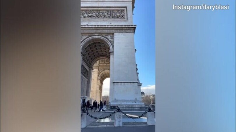 Ilary Blasi sotto l'Arco di Trionfo a Parigi