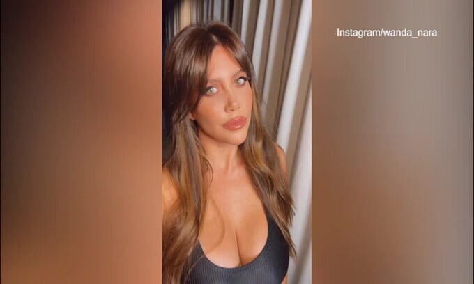Wanda Nara lancia un sondaggio: "Torno bionda o rimango mora?"