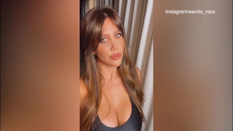 Wanda Nara lancia un sondaggio: "Torno bionda o rimango mora?"