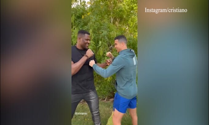 Cristiano Ronaldo faccia a faccia con Ngannou