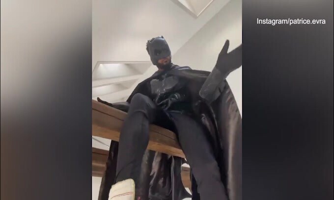 Lunedì=Evra day: eccolo versione Patman!