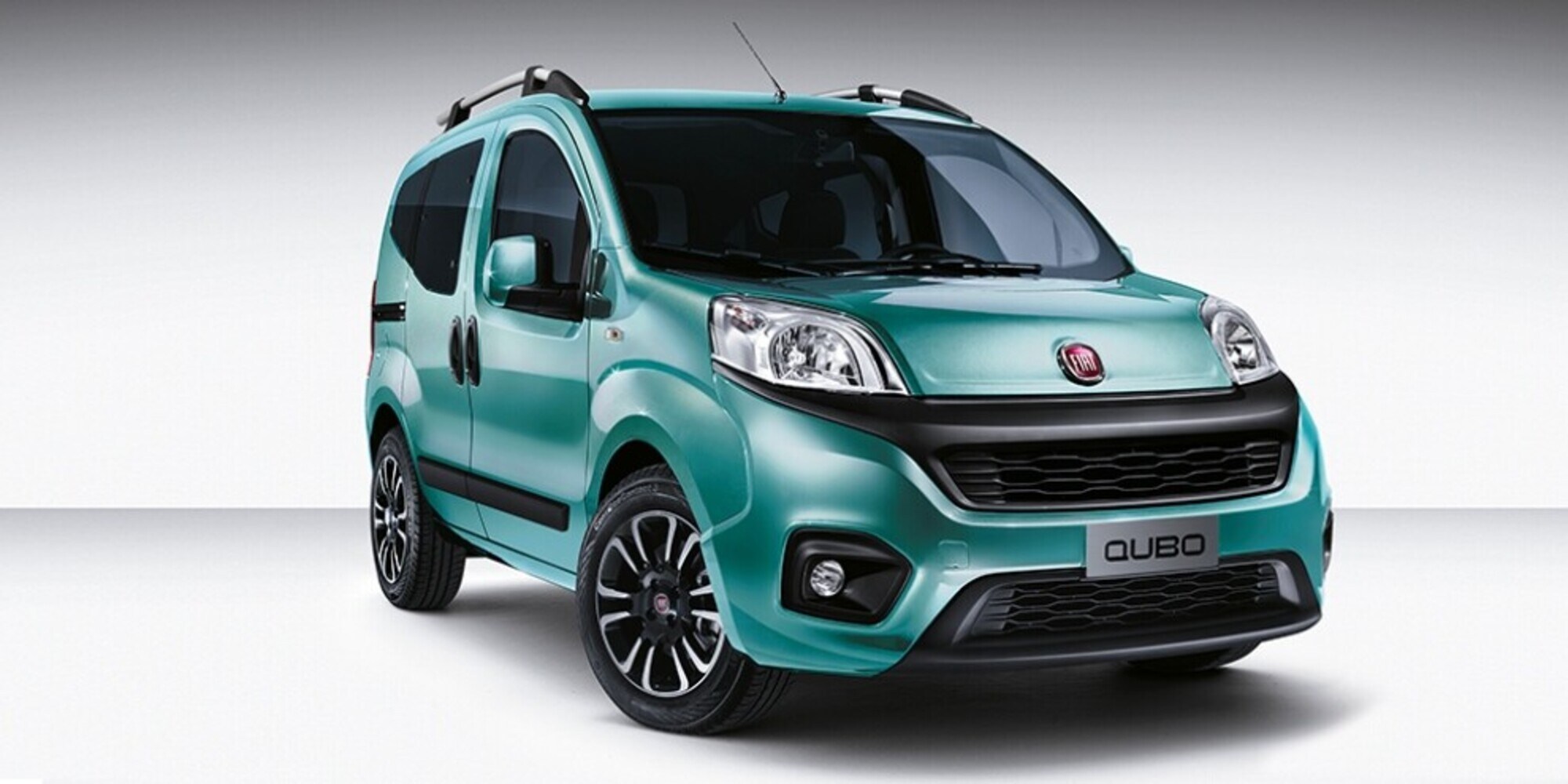 Vuole rubarle la borsa ma lei scappa: criminale si porta via la Fiat Qubo