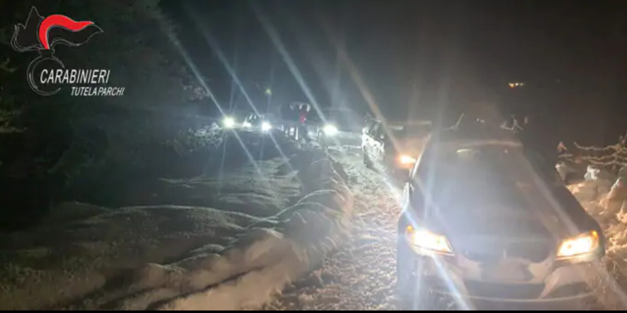 Carabinieri salvano 40 persone bloccate in auto: la colpa è della neve