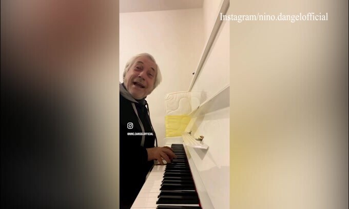 Perde il Milan, festa per Nino D'Angelo