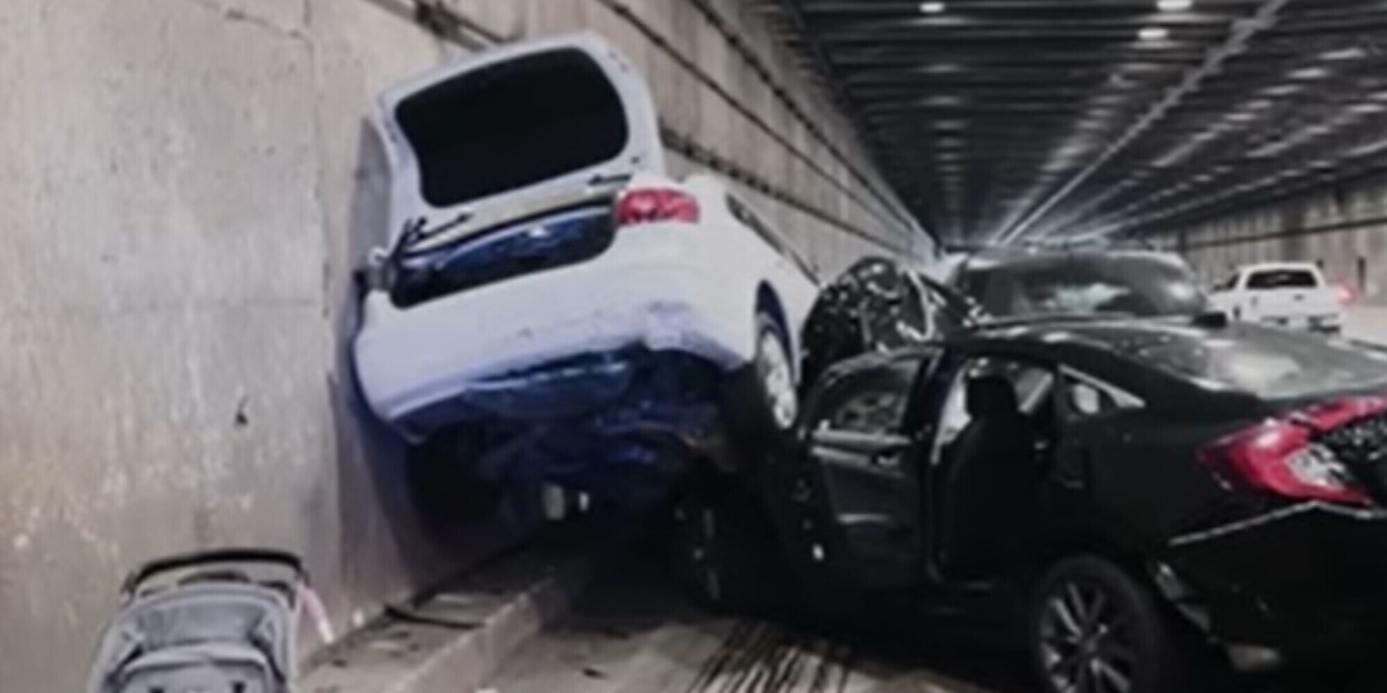 Maxi incidente con 8 auto e 9 feriti: colpa della guida autonoma di Tesla?