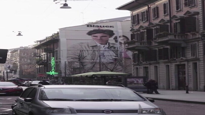 Blauer Usa "dipinge" Milano