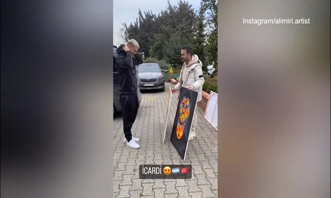 Icardi incontra il pittore: ecco il video del ritiro dei quadri