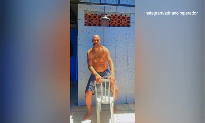 Video virale sotto la doccia: Adriano ma che combini?