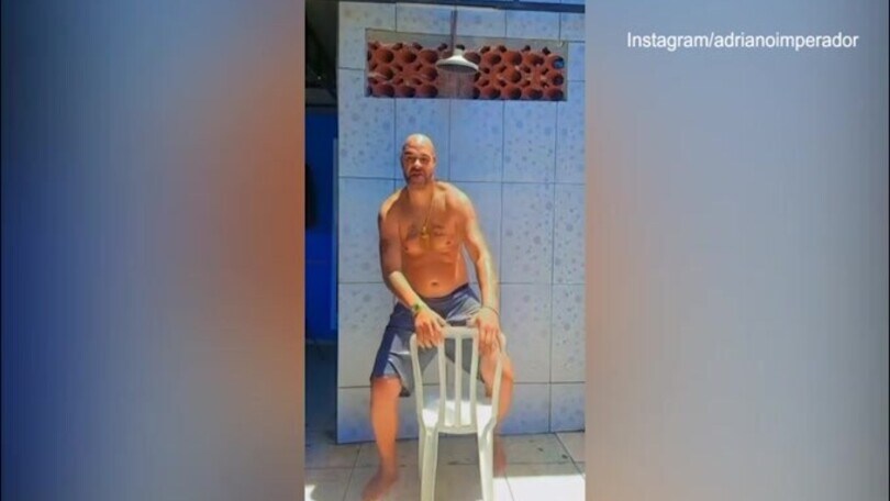 Video virale sotto la doccia: Adriano ma che combini?