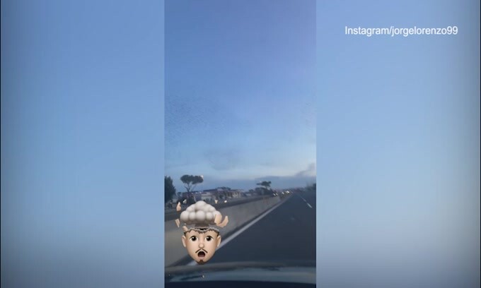 Jorge Lorenzo mentre guida nota qualcosa: "Quanti uccelli!"