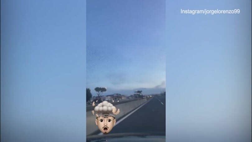 Jorge Lorenzo mentre guida nota qualcosa: "Quanti uccelli!"