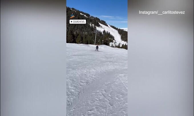Tevez diventa l'Apache della neve: eccolo in snowboard