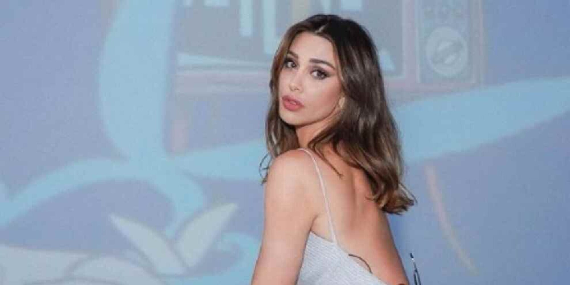 Belen parcheggia l'auto sui binari di un tram e se ne va con nonchalance