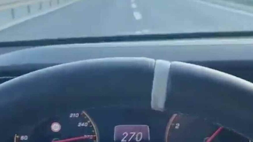 Ad alta velocità sull'Autofiori: l'auto raggiunge i 301 km/h