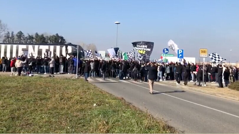 L'arrivo del pullman della Juventus: tifosi scatenati