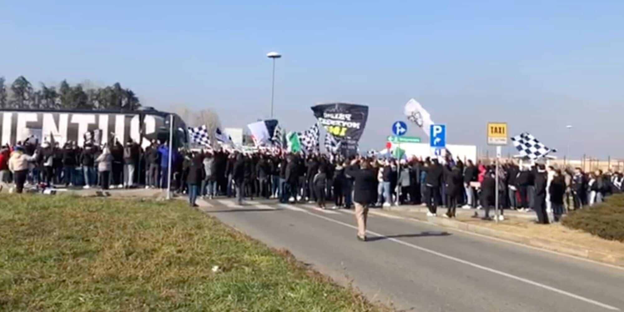 Tifosi, che incitamento alla Juve. E striscione per Gianni Agnelli