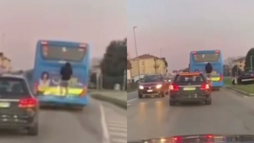 Lodi, viaggia ancora aggrappato al retro dell'autobus ma becca i Carabinieri