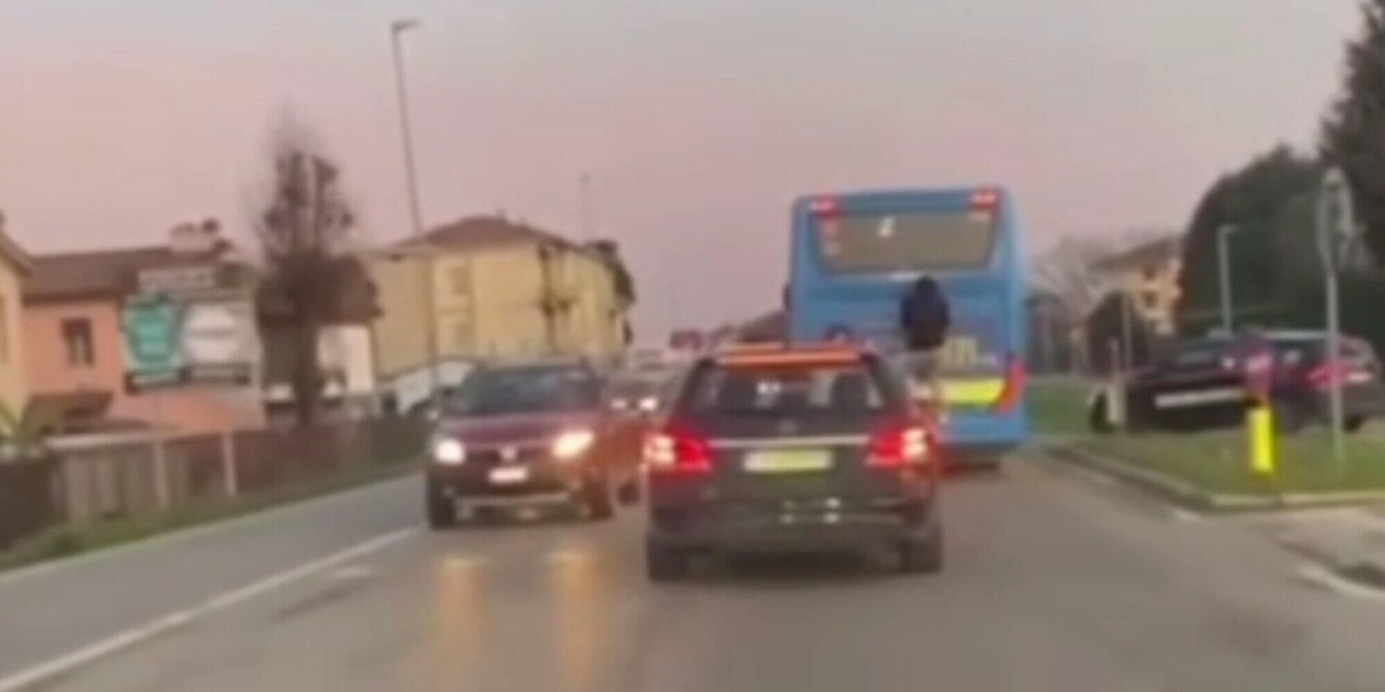 Si aggrappa di nuovo al retro dell'autobus: all'incrocio trova i Carabinieri