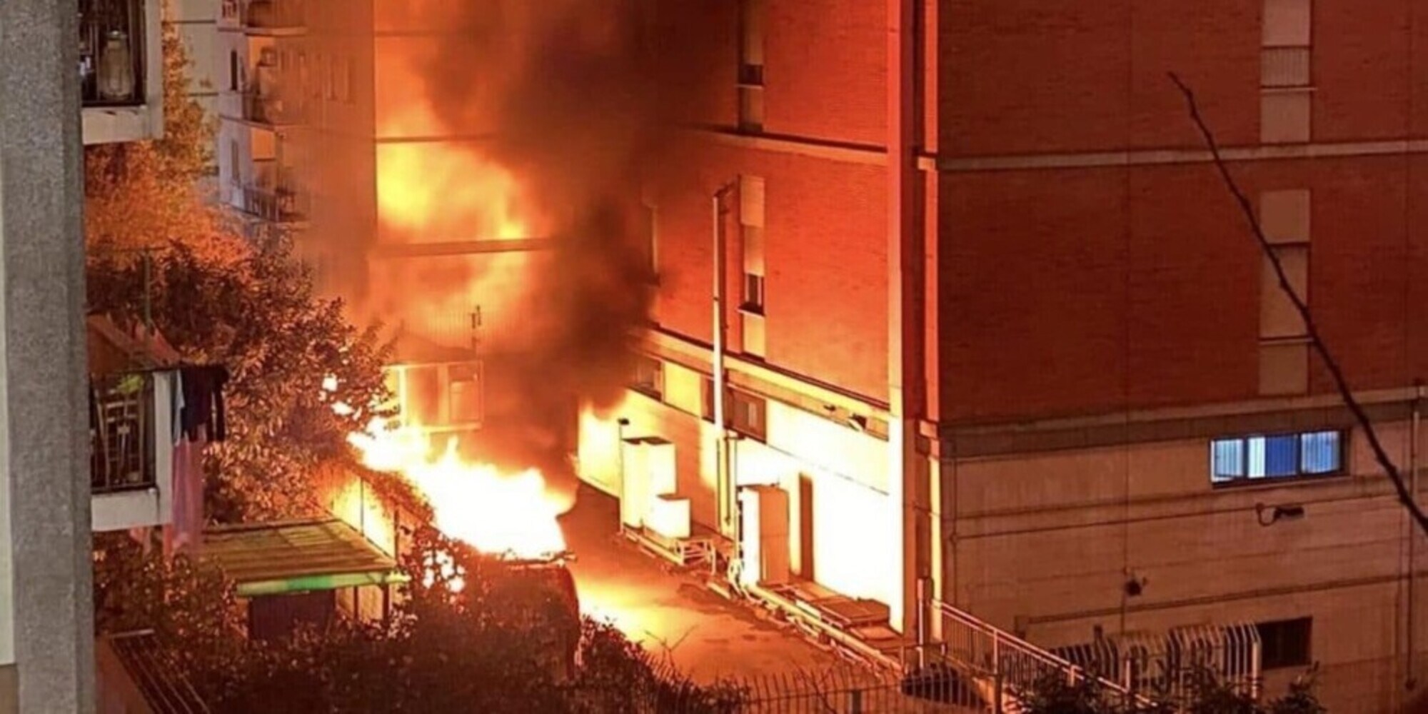Auto in fiamme nel piazzale di Telecom Italia: atto di matrice anarchica