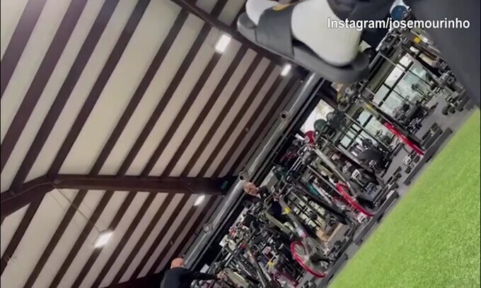 Mourinho prende in giro il suo staff: "Si stanno allenando, io a modo mio..."