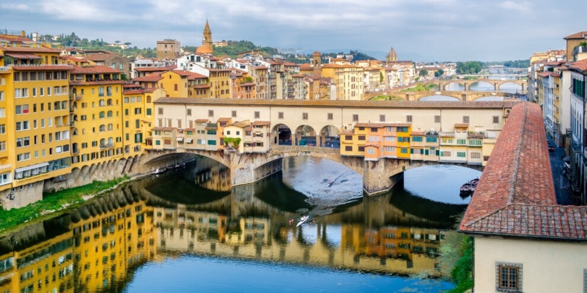 Guida l'auto su Ponte Vecchio, turista si giustifica: "Cercavo parcheggio"
