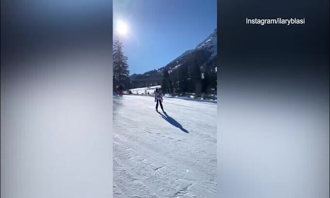 Neve, sorrisi e discese con gli sci: Ilary dimentica Totti