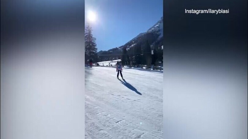 Neve, sorrisi e discese con gli sci: Ilary dimentica Totti