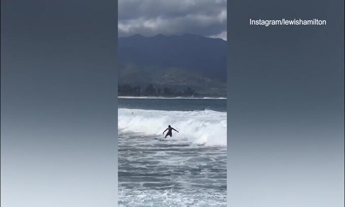 Hamilton cavalca le onde: il surf una nuova passione?