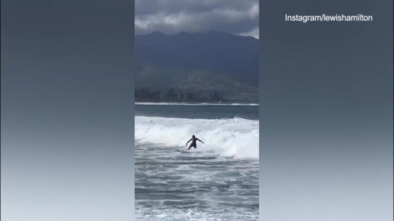 Hamilton cavalca le onde: il surf una nuova passione?