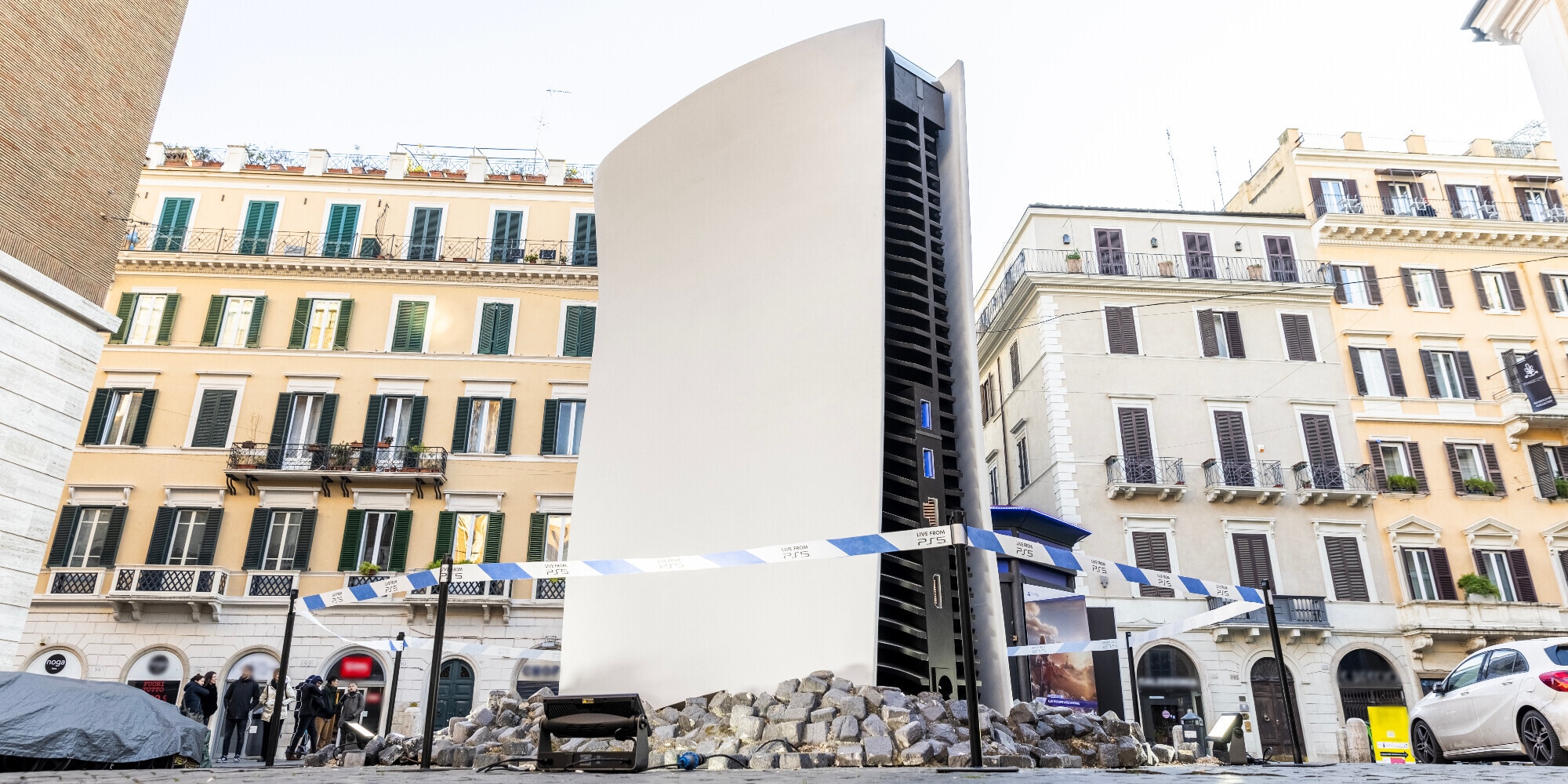 A Roma è comparsa una Playstation 5 gigante