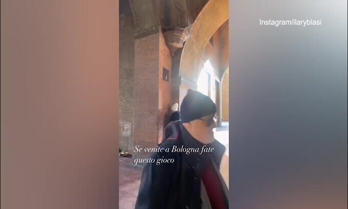 Ilary a Bologna con Isabel: il video sotto l'arcata "magica"