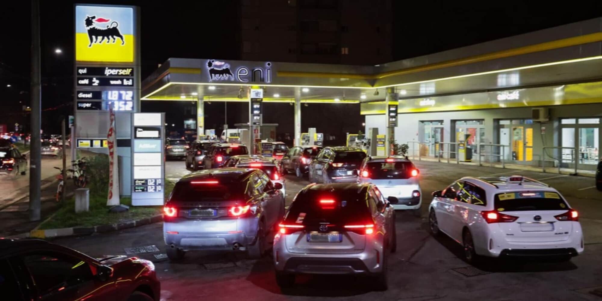 Scendono i prezzi dei carburanti: ma il servito è oltre 2 euro al litro