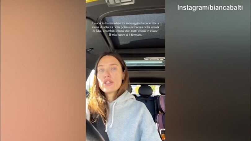 Bianca Balti sotto schock: la figlia chiusa in classe per un uomo armato