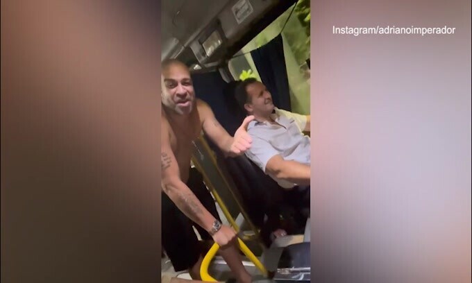 Adriano versione "imperatore": canta a petto nudo sul pullman di linea