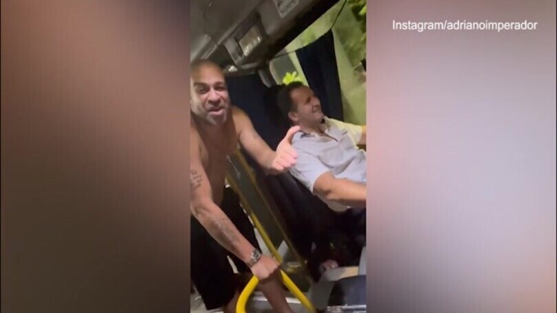 Adriano versione "imperatore": canta a petto nudo sul pullman di linea