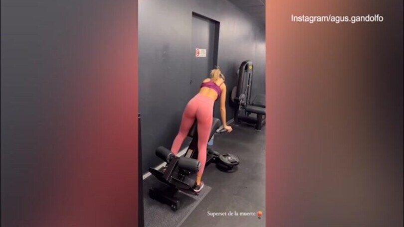 Completino rosa e booty workout: Lady Lautaro scalda il web
