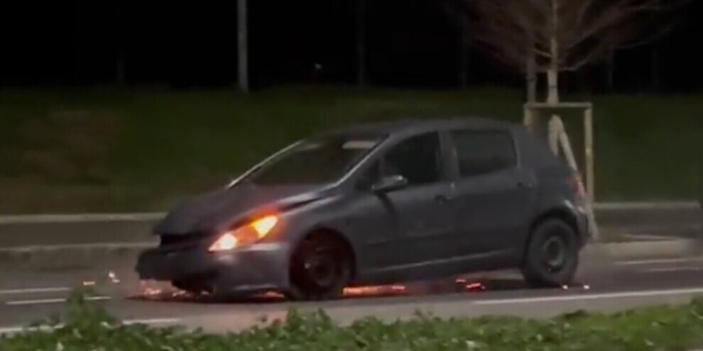 Sbatte con l'auto contro i cassonetti e cerca di fuggire: ubriaco arrestato
