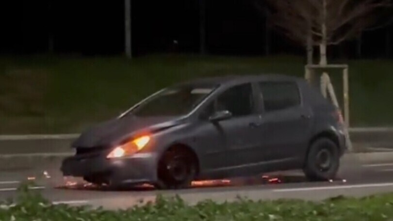 Sbatte con l'auto contro i cassonetti e cerca di fuggire: ubriaco arrestato