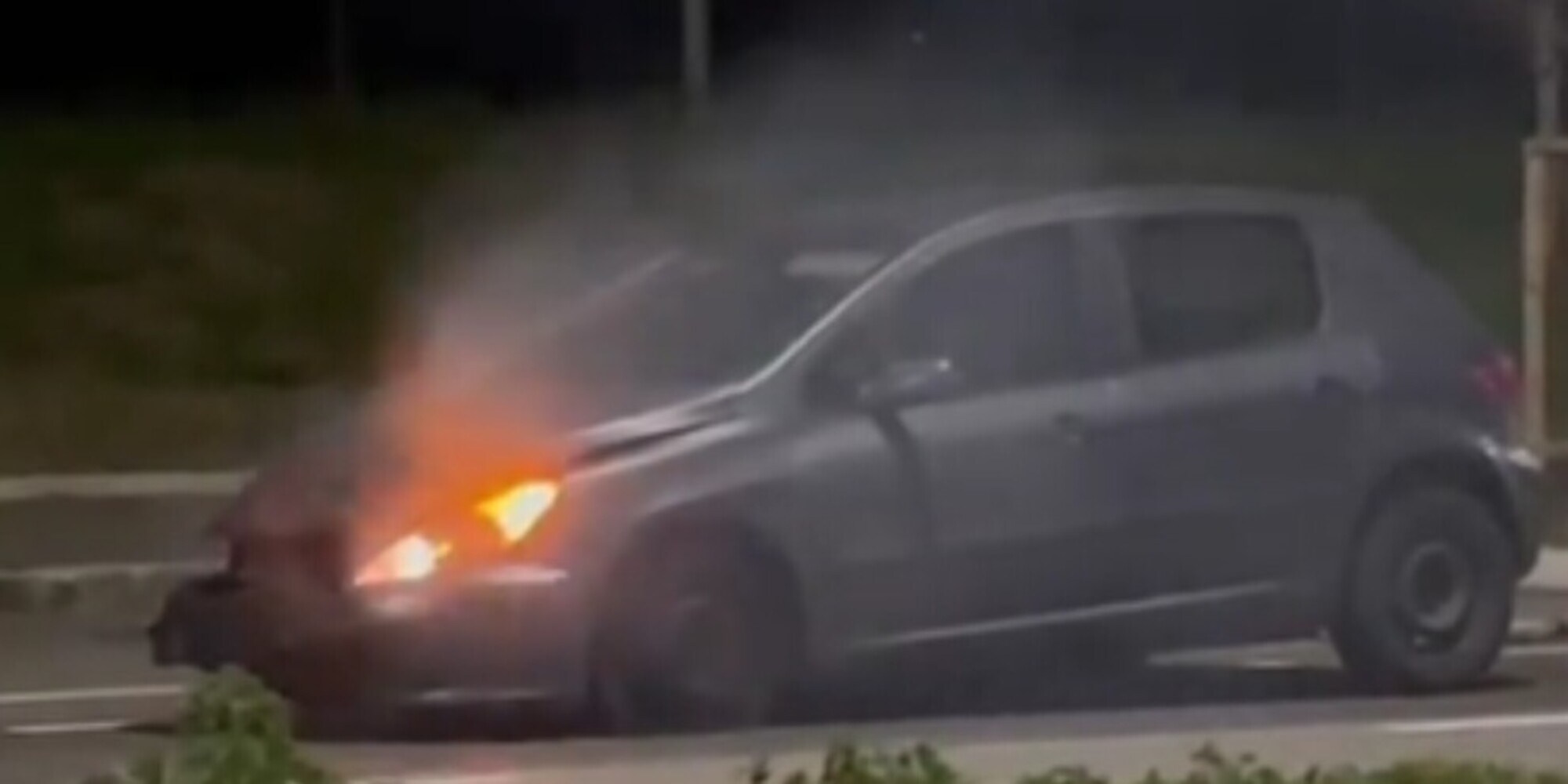 Ubriaco sbatte contro i cassonetti e tenta la fuga lanciando una bottiglia di vino VIDEO