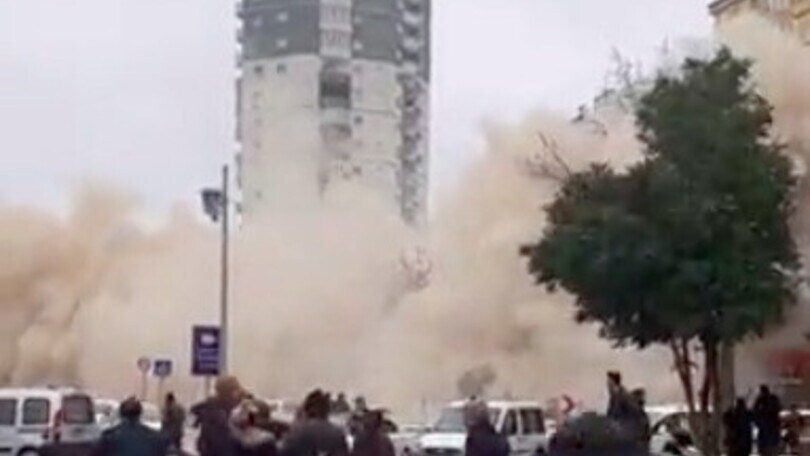 Turchia, terremoto devastante: il video del crollo di un palazzo