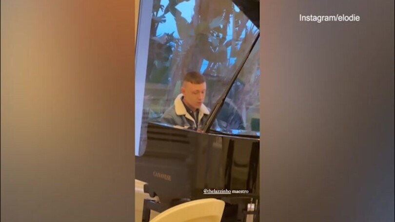 Sanremo 2023, Lazza si esercita al pianoforte