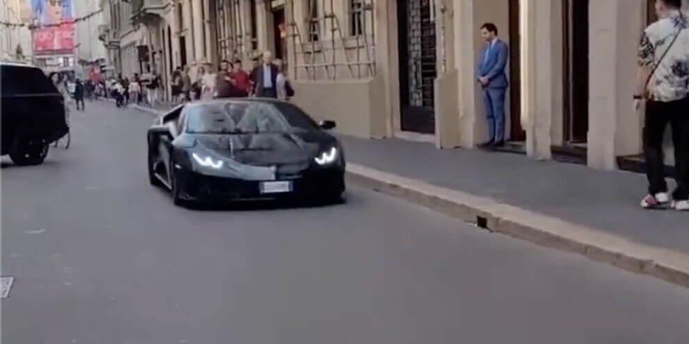 Saelemaekers passione Lamborghini: eccolo in centro a Milano